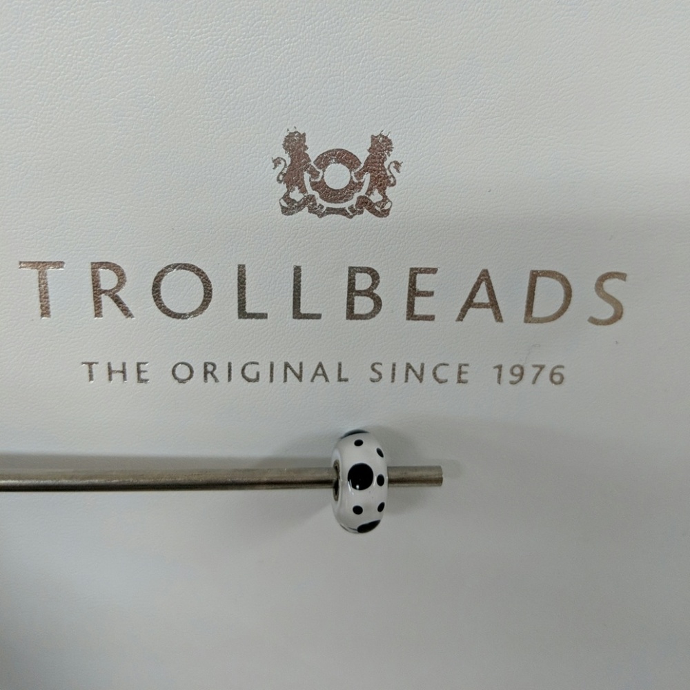 Black Dot Bead